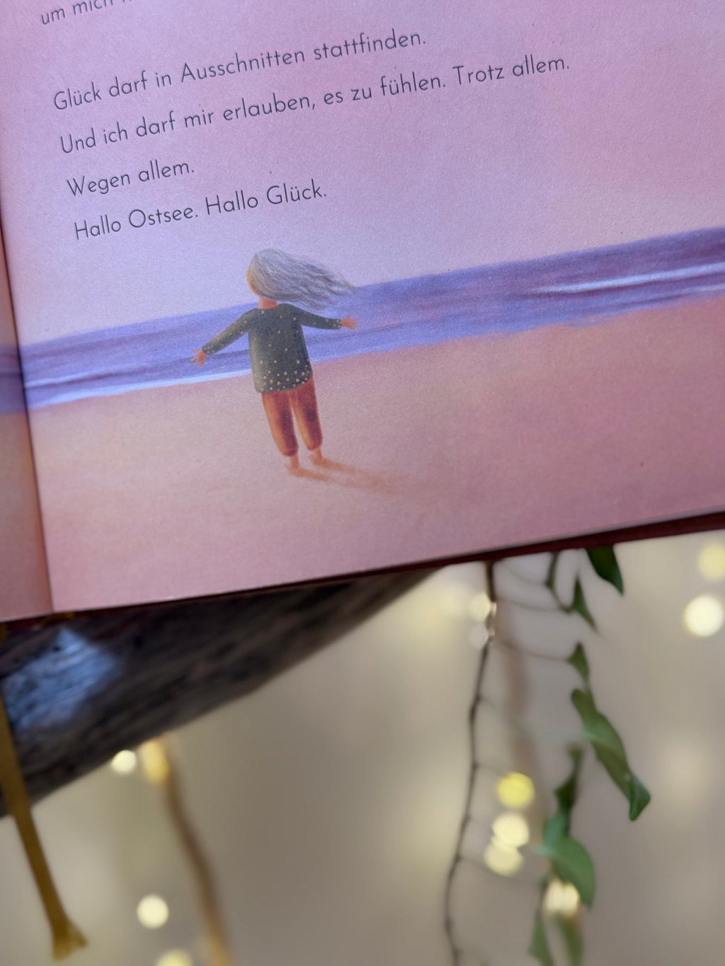 Buch „Hoffnung, die leuchtet" Neuauflage | Ein Buch mit 24 Geschichten und Illustrationen über Licht, Schatten und das Dazwischen.