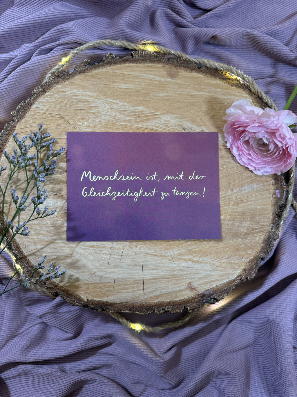 Postkarte „Menschsein ist, mit der Gleichzeitigkeit zu tanzen“ | Ein gelettertes Motiv mit Hoffnungsperspektive.