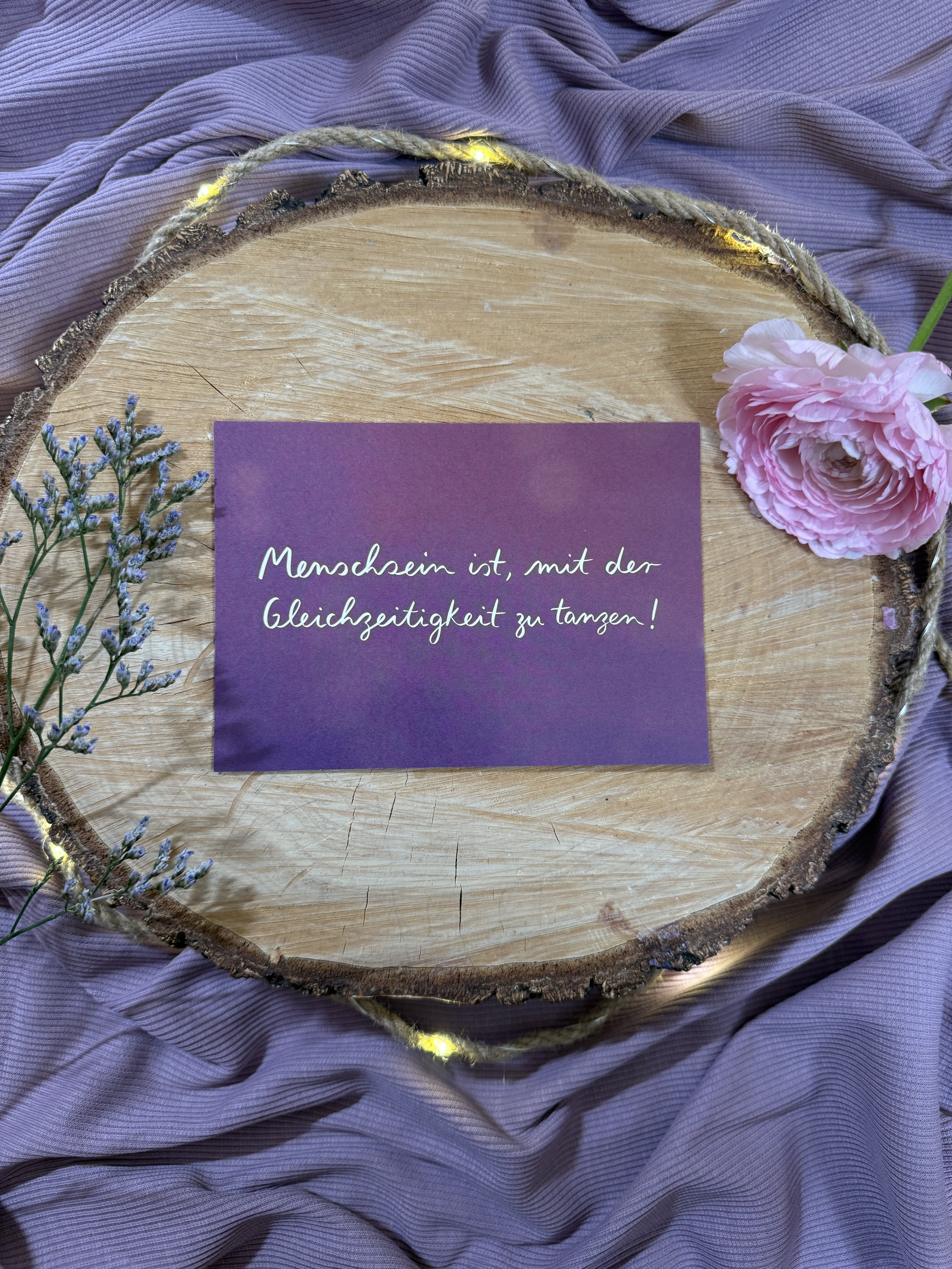 Postkarte „Menschsein ist, mit der Gleichzeitigkeit zu tanzen“ | Ein gelettertes Motiv mit Hoffnungsperspektive.