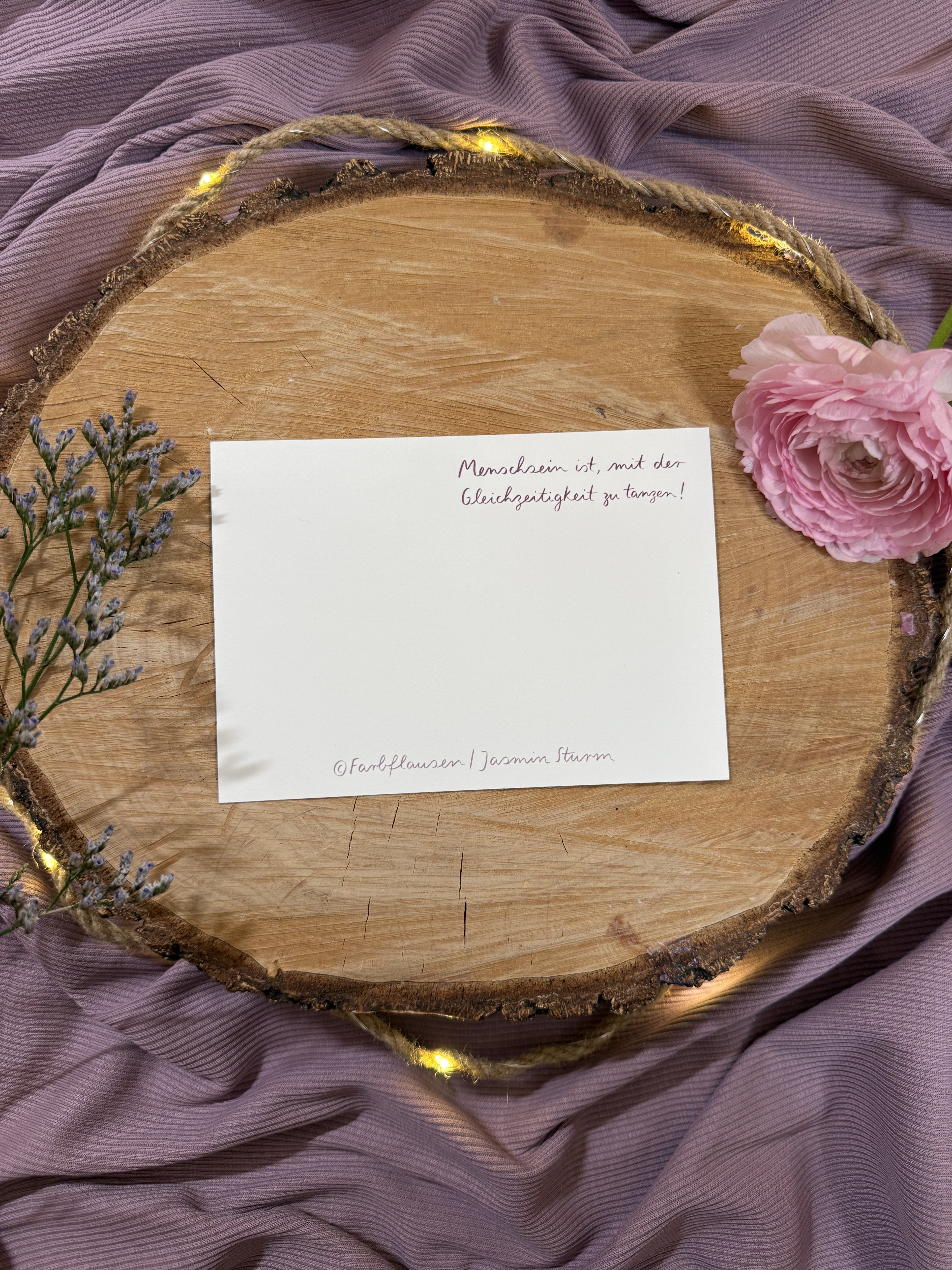 Postkarte „Menschsein ist, mit der Gleichzeitigkeit zu tanzen“ | Ein gelettertes Motiv mit Hoffnungsperspektive.