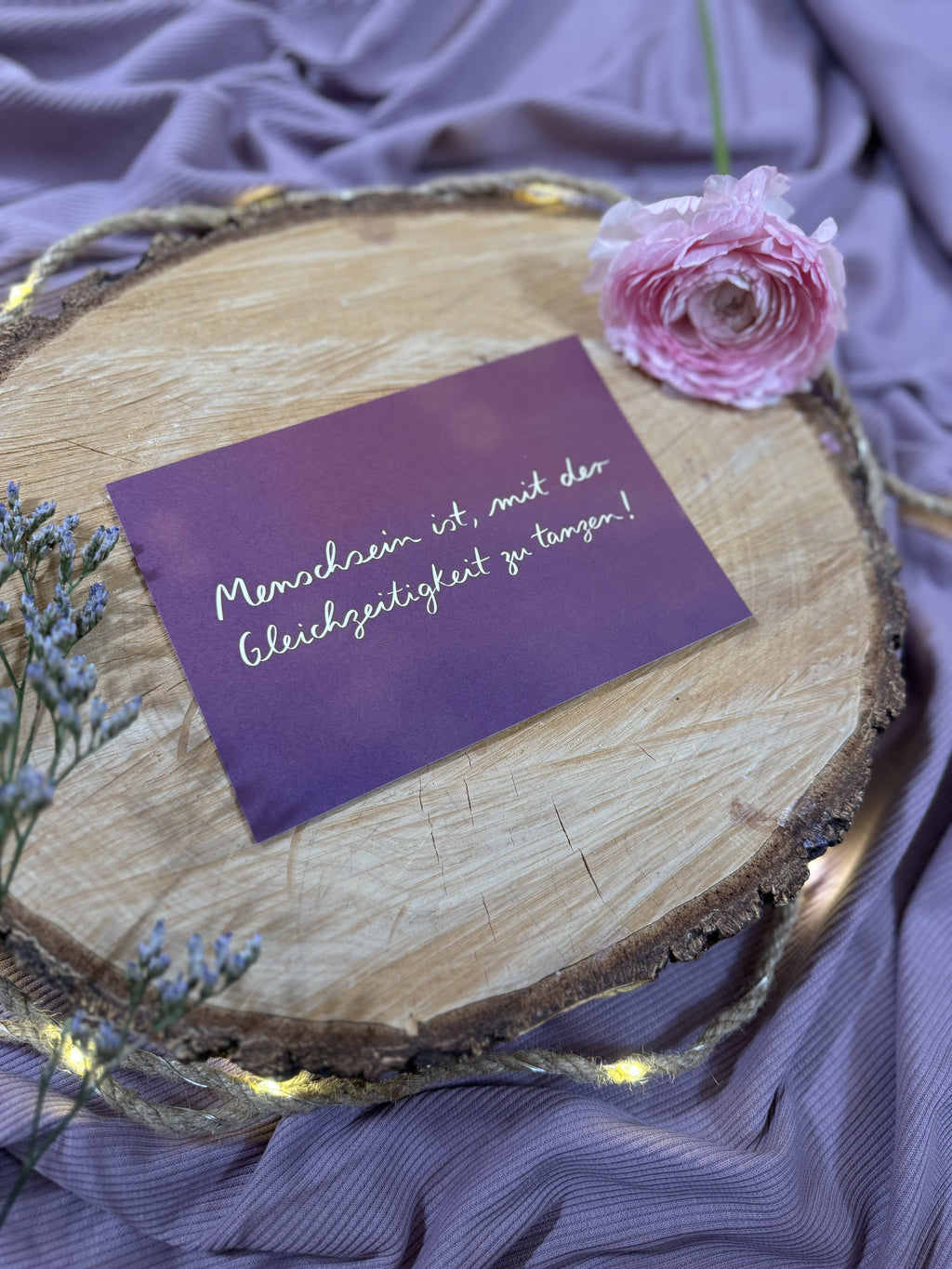 Postkarte „Menschsein ist, mit der Gleichzeitigkeit zu tanzen“ | Ein gelettertes Motiv mit Hoffnungsperspektive.