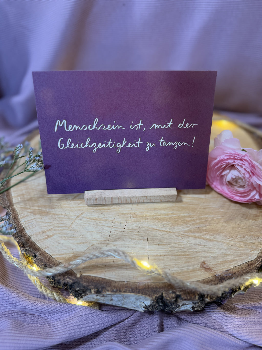 Postkarte „Menschsein ist, mit der Gleichzeitigkeit zu tanzen“ | Ein gelettertes Motiv mit Hoffnungsperspektive.