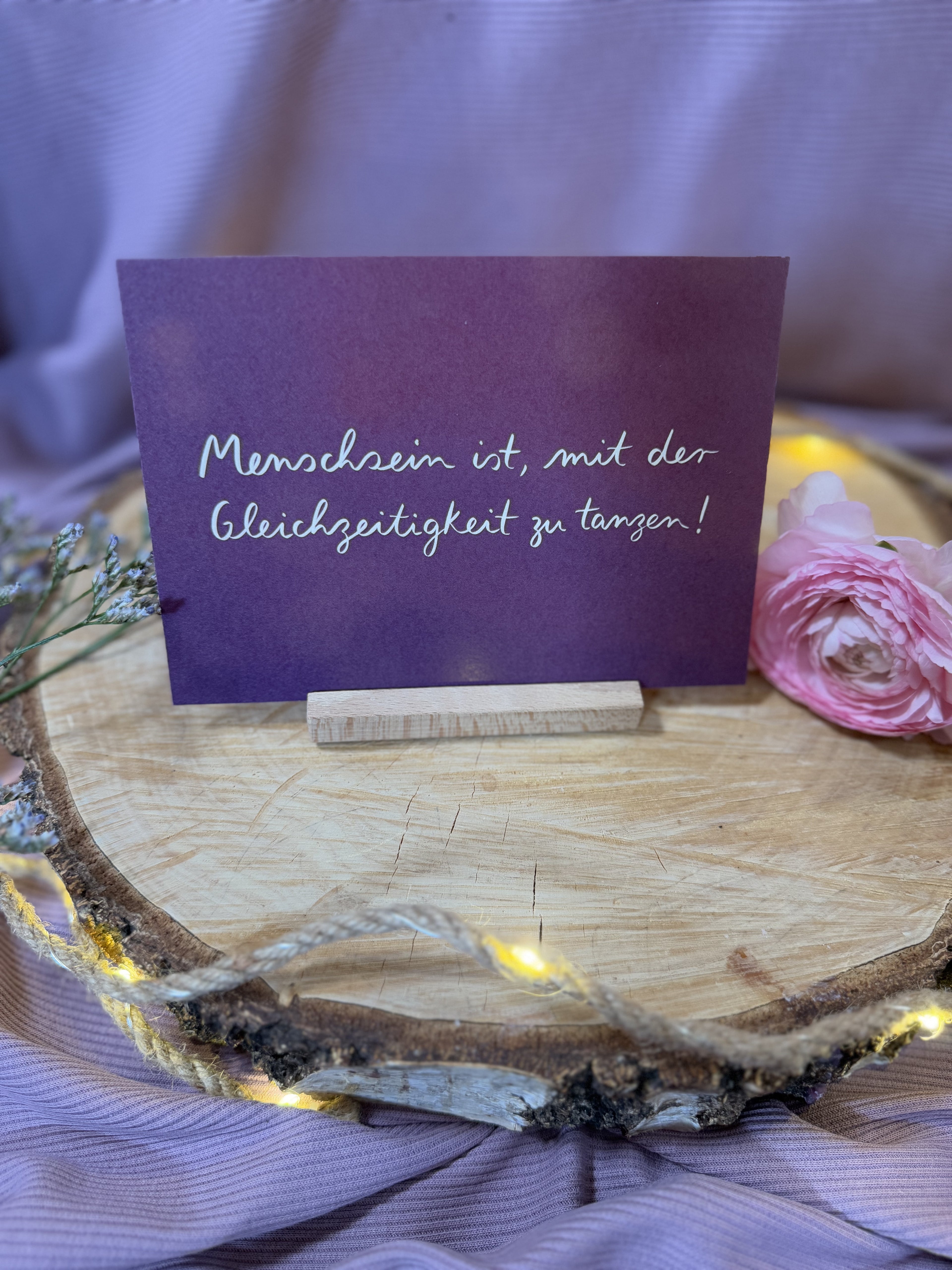 Postkarte „Menschsein ist, mit der Gleichzeitigkeit zu tanzen“ | Ein gelettertes Motiv mit Hoffnungsperspektive.