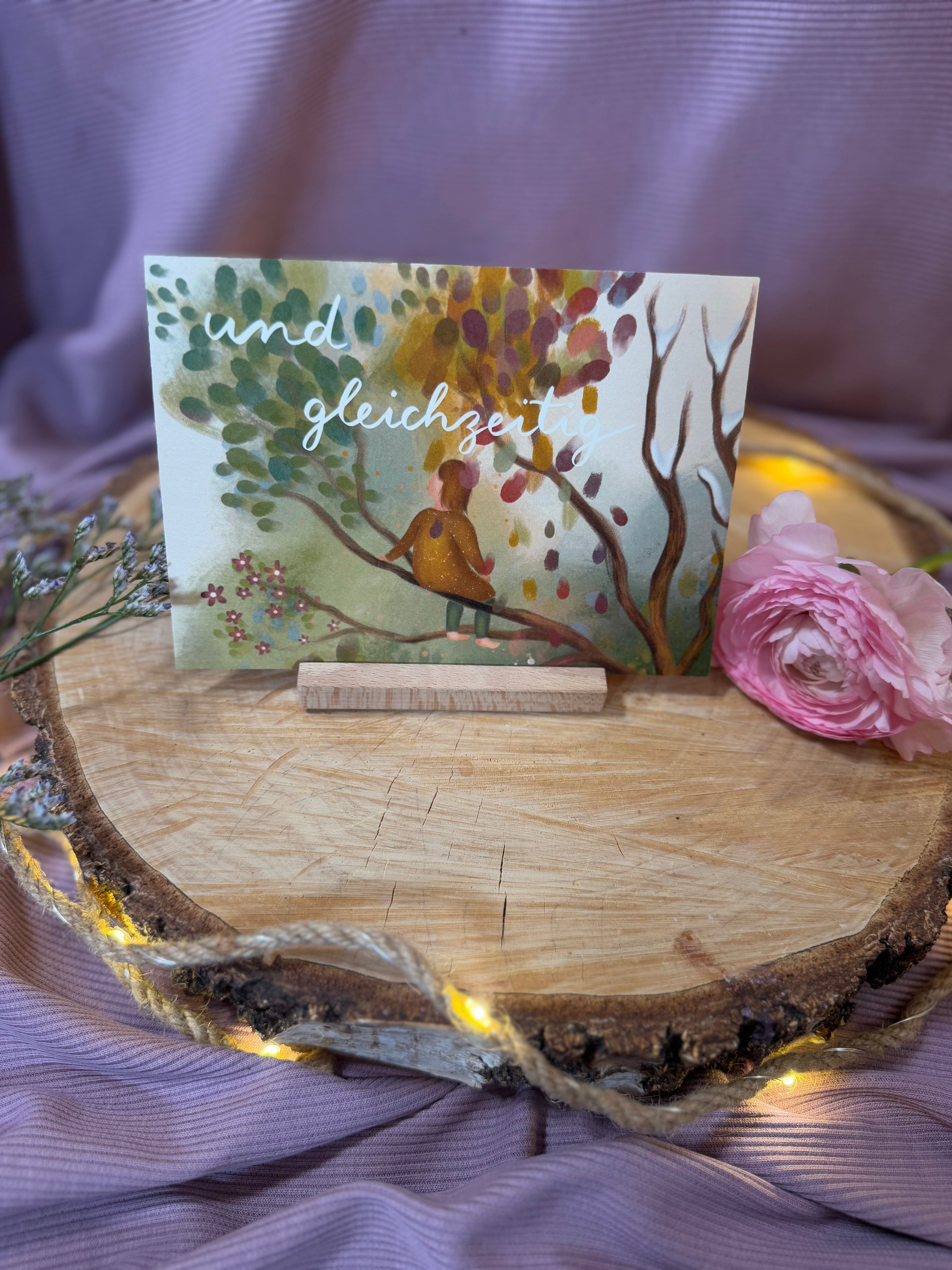 Postkarte „Und gleichzeitig“ | Baumbotschaften 1: Ein liebevoll illustriertes Affirmationsmotiv über Ambiguitätstoleranz & Gleichzeitigkeit.