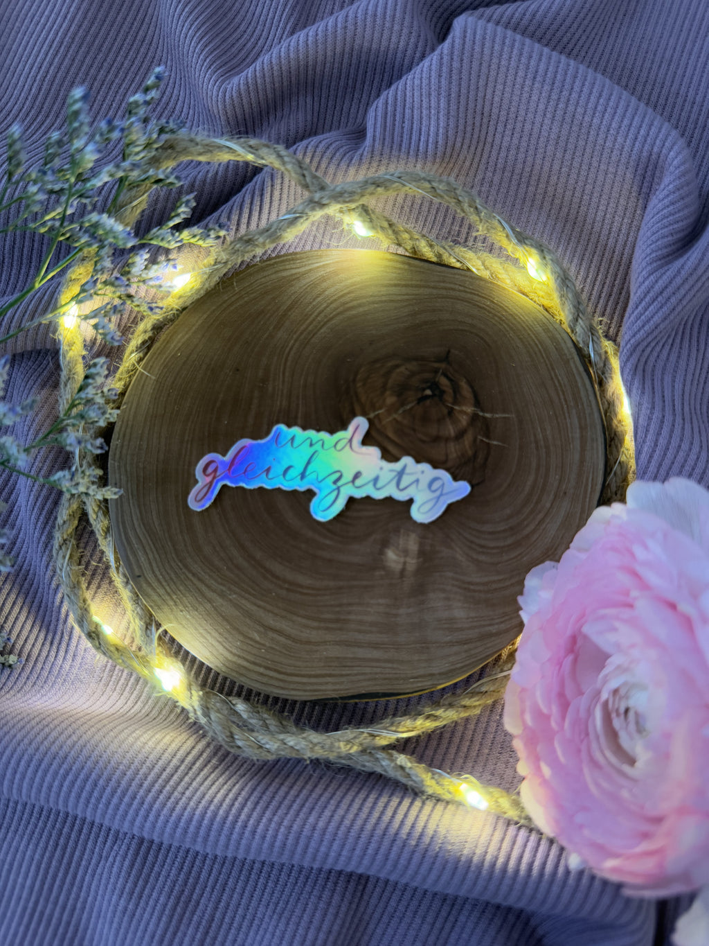 Sticker „Und gleichzeitig“ | Ein hochwertiger holographischer Sticker mit Regenbogeneffekt über Ambiguitätstoleranz und das Leben.