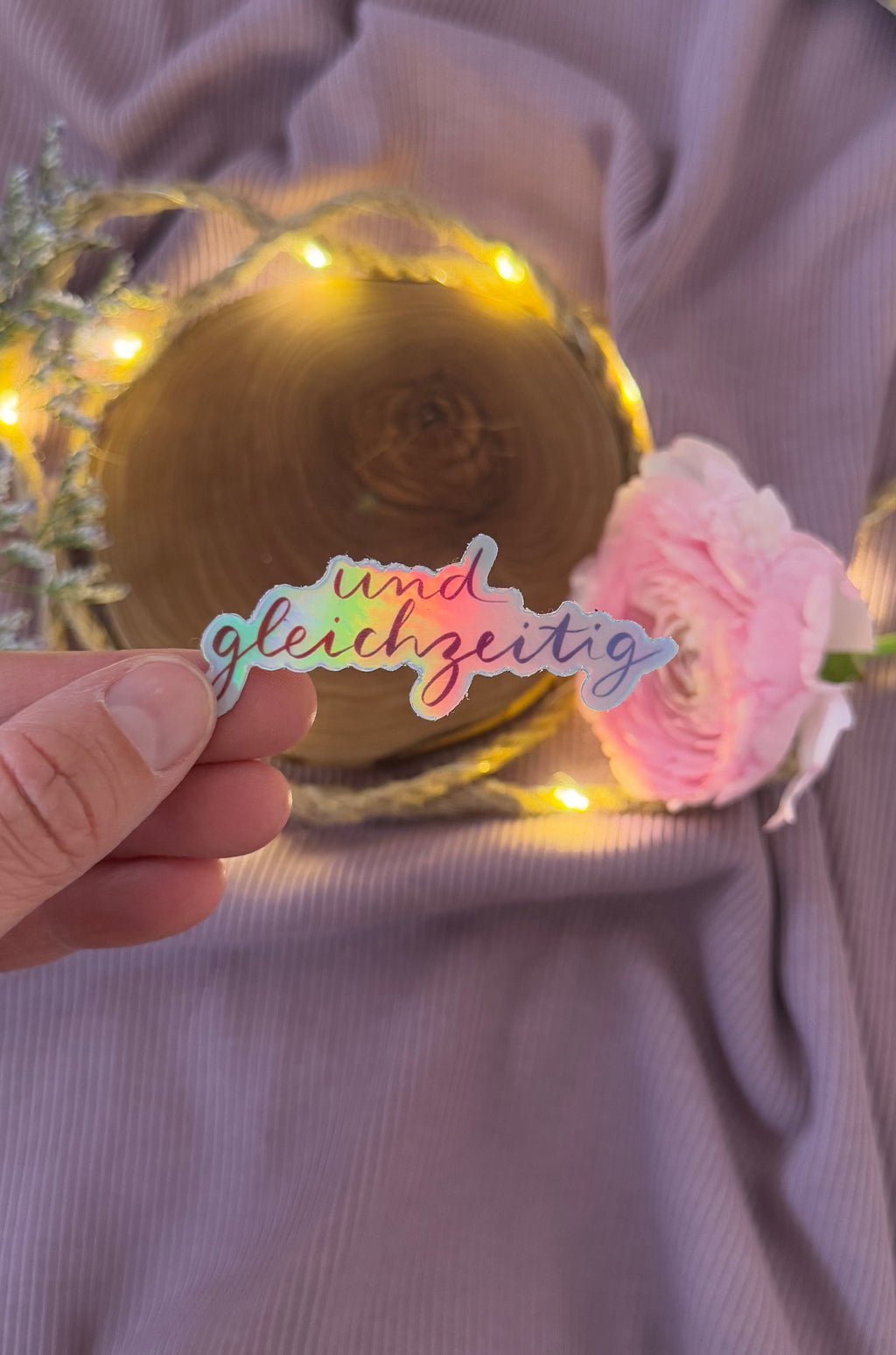 Sticker „Und gleichzeitig“ | Ein hochwertiger holographischer Sticker mit Regenbogeneffekt über Ambiguitätstoleranz und das Leben.