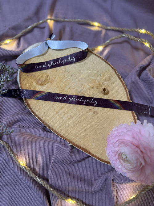 Festivalbändchen „und gleichzeitig“ | Eine Erinnerung an zwei Worte, die das ganze Leben umspannen.