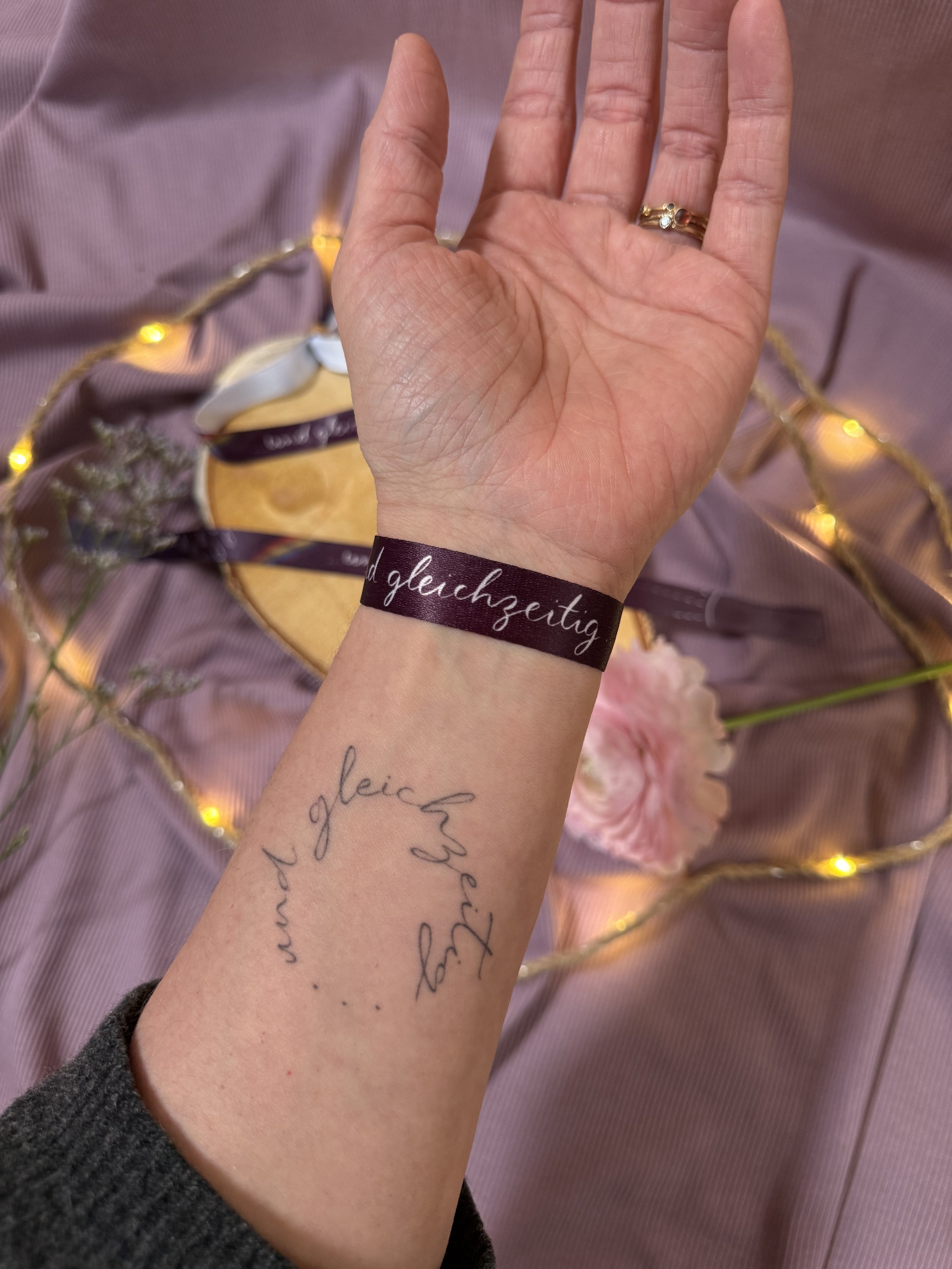 Festivalbändchen „und gleichzeitig“ | Eine Erinnerung an zwei Worte, die das ganze Leben umspannen.