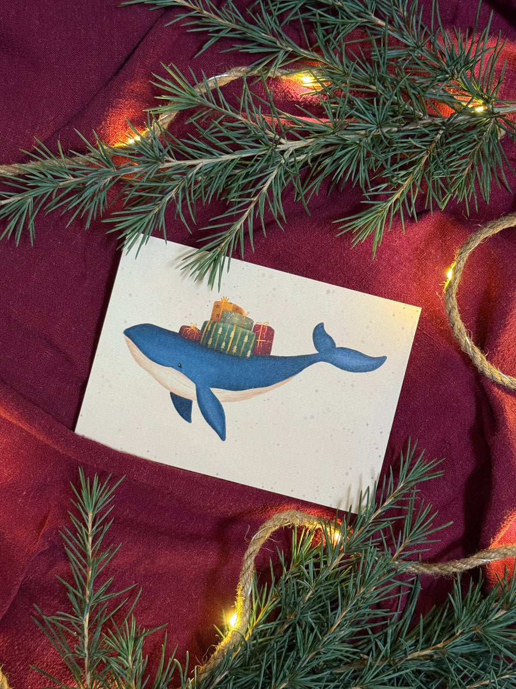 Postkarte „Weihnachtswal“ | MEERy Christmas für dich und deine Lieben!