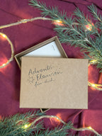 Adventskalender „Adventsflausen für dich“ | Eine zauberhafte Box mit 24 stärkenden Motiven und Sätzen, die gemeinsam ein großes Bild ergeben