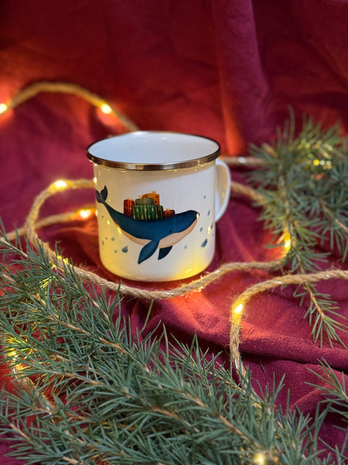 Emailletasse „Weihnachtswal“ | MEERy Christmas für dich und deine Lieben