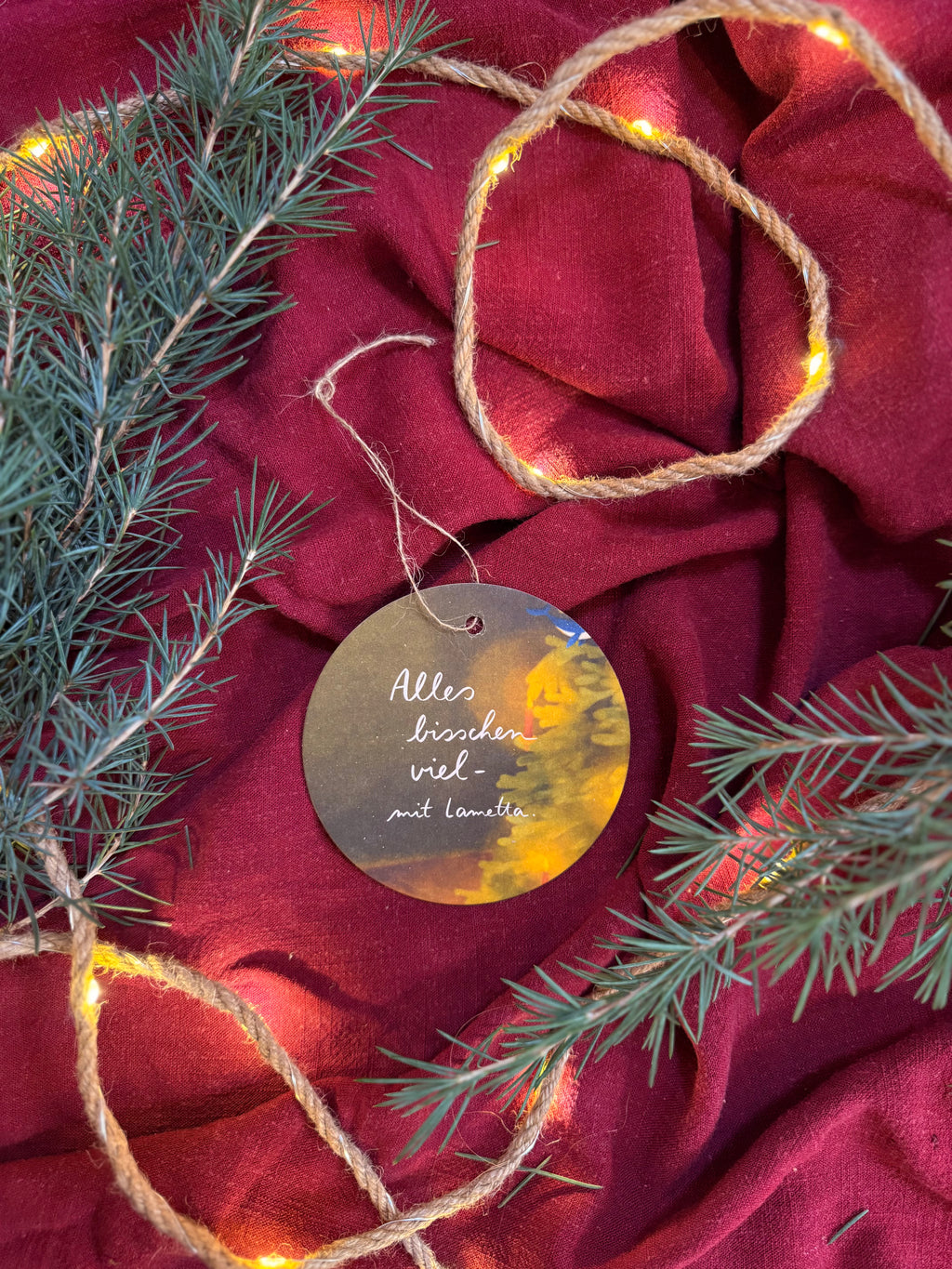 Baumanhänger „Alles bisschen viel mit Lametta“ | Für Weihnachtsbäume, Geschenke und alle anderen Orte, an denen alles bisschen viel ist.