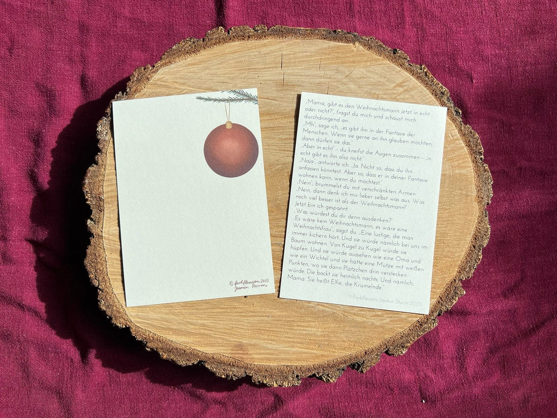 Postkarte "Elfie, die Krümelnde" | Eine besondere Weihnachtskarte mit einer Geschichte über eine lustige Weihnachtsfrau und wo sie wohnt.