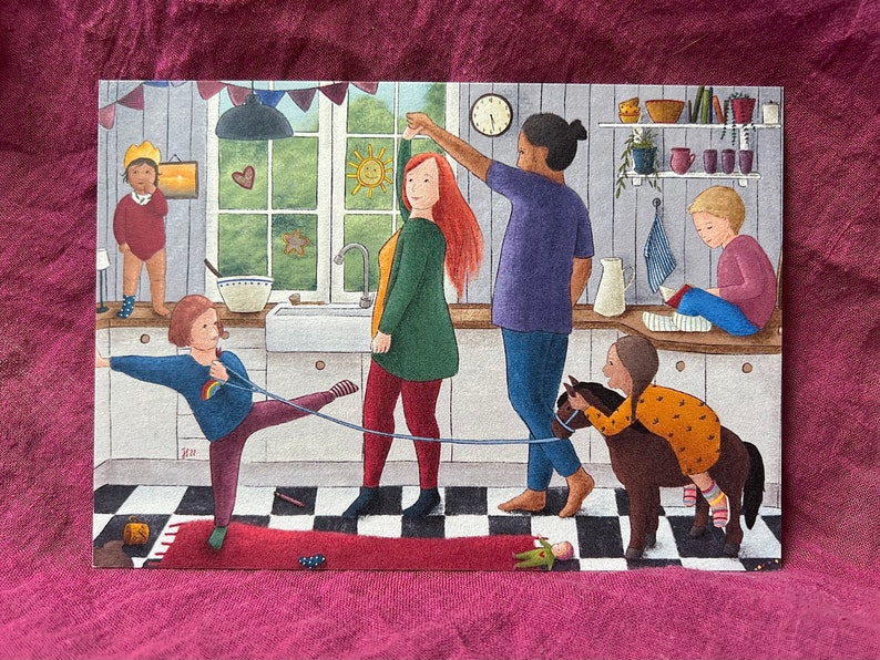 Postkarte „Familienchaos“ | Eine Wimmelbild-Illustration mit Küche, Kindern und Musik. Eltern, Geschenk, Deko, Schweden, Astrid Lindgren