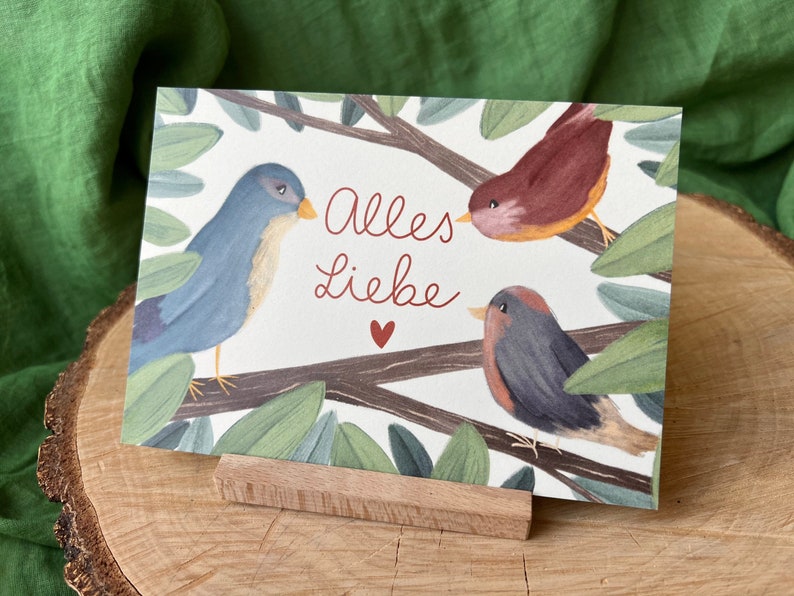 Postkarte „Zwitschergrüße“ | Drei Vögel im Baum mit Text „Alles Liebe“ - für Geburtstag, Gratulation oder einfach so!
