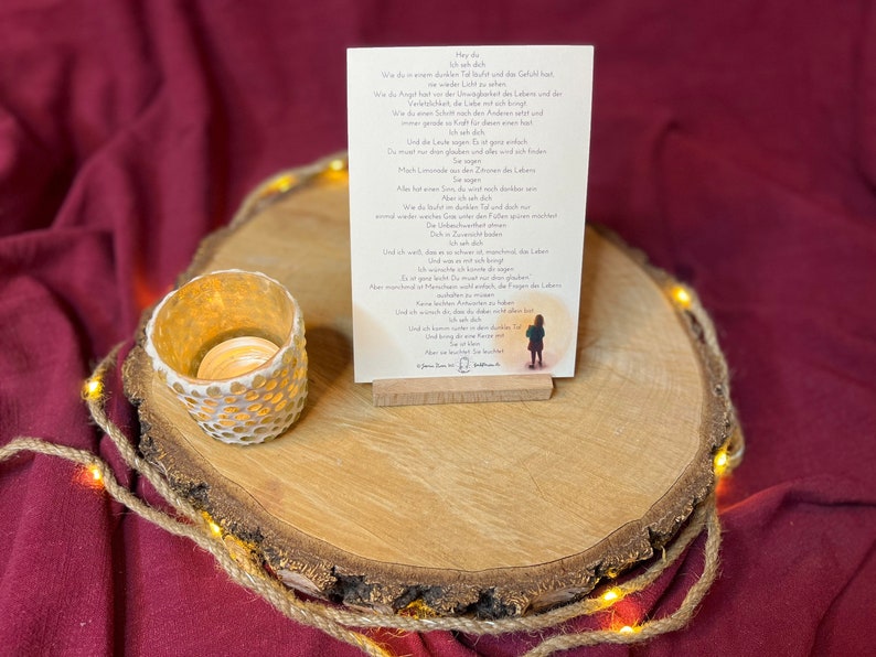 Postkarte „Ich seh dich“ | eine Illustration und ein Text über ein dunkles Tal und ein kleines Licht. Trauer, Krise, Trost, Hoffnung