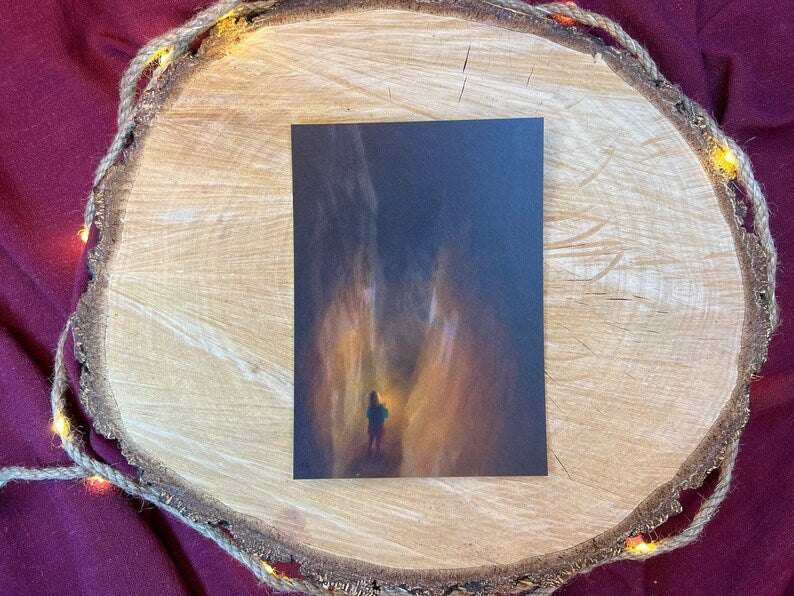 Postkarte „Ich seh dich“ | eine Illustration und ein Text über ein dunkles Tal und ein kleines Licht. Trauer, Krise, Trost, Hoffnung