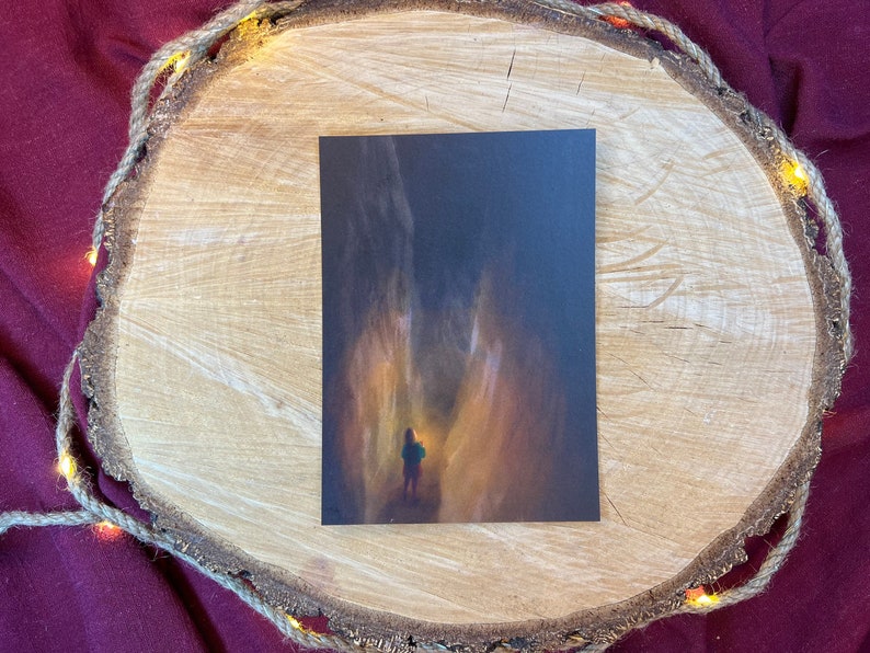 Postkarte „Ich seh dich“ | eine Illustration und ein Text über ein dunkles Tal und ein kleines Licht. Trauer, Krise, Trost, Hoffnung