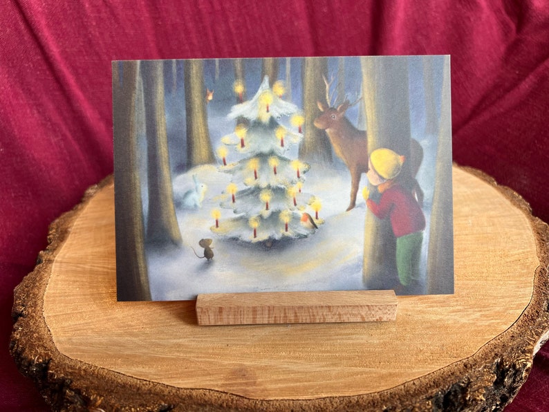 Postkarte „Waldweihnacht“ | ein zauberhaft illustriertes Motiv für die dunkle Jahreszeit: Zum Betrachten, Erzählen, Versinken & Verschenken!