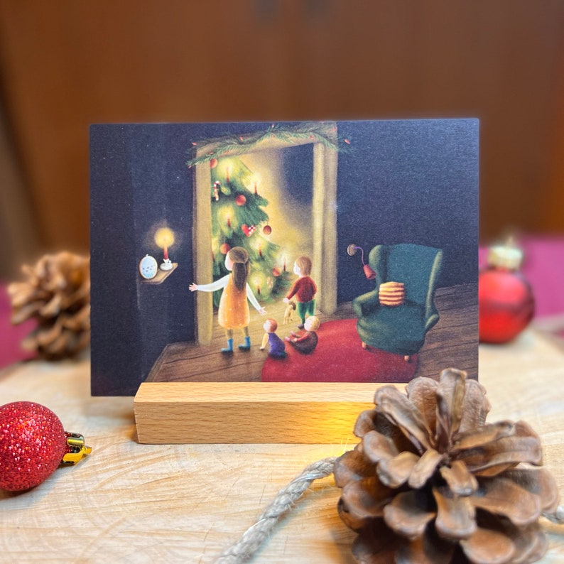 Postkarte "Weihnachtszimmer" | eine zauberhafte Illustrationspostkarte von 4 Kindern am Tannenbaum. Geschenk, Deko, Heiligabend, Lichterglanz, Vorfreude