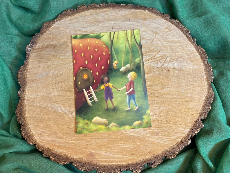 Postkarte „Erdbeerwald“ | eine Jahreszeitenillustration für den Sommer. A6, Kinder, Fuchs, Erdbeeren, Jahreszeitentisch, Kinderzimmer, Deko