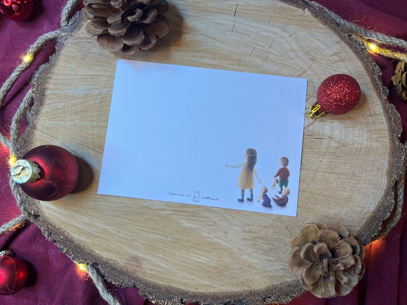 Postkarte "Weihnachtszimmer" | eine zauberhafte Illustrationspostkarte von 4 Kindern am Tannenbaum. Geschenk, Deko, Heiligabend, Lichterglanz, Vorfreude