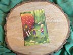 Postkarte „Erdbeerwald“ | eine Jahreszeitenillustration für den Sommer. A6, Kinder, Fuchs, Erdbeeren, Jahreszeitentisch, Kinderzimmer, Deko