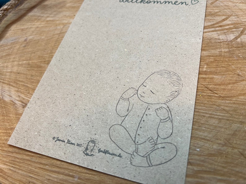 Postkarte "Willkommen, kleiner Mensch!" | Glückwunschkarte für die Ankunft eines Babys; mit Zeichnung, botanischen Elementen&Schriftzug auf Graspapier