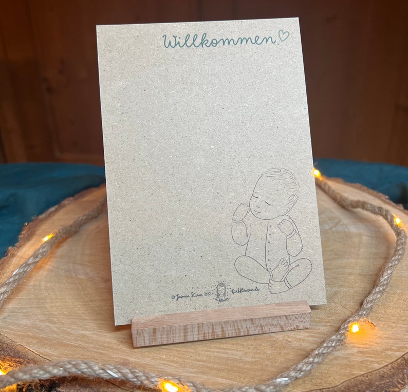 Postkarte "Willkommen, kleiner Mensch!" | Glückwunschkarte für die Ankunft eines Babys; mit Zeichnung, botanischen Elementen&Schriftzug auf Graspapier