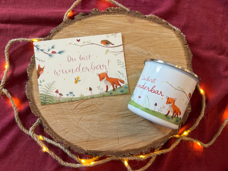 Set aus Emailletasse und Postkarte „Du bist wunderbar“ | ein zauberhaft illustriertes Wald-und-Wiesen-Motiv mit herzstärkender Botschaft.