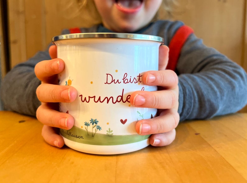 Set aus Emailletasse und Postkarte „Du bist wunderbar“ | ein zauberhaft illustriertes Wald-und-Wiesen-Motiv mit herzstärkender Botschaft.