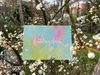 Postkarte „Frühlingsfroh“ | ein Motiv für alle Frühlingsliebende, das dich Sonne, Farbenpracht und Frühlingserwachen spüren lässt.