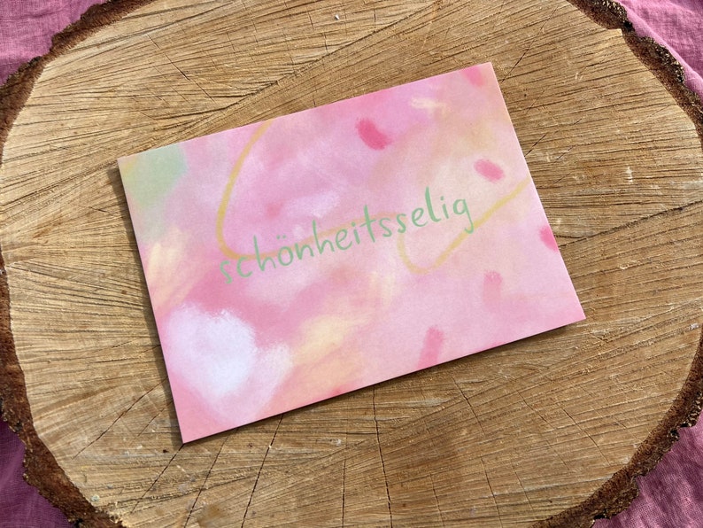Postkarte „Schönheitsselig“ | ein Motiv für Frühlingsliebende, Schönheitssuchende und Liebende. Handlettering auf abstraktem Hintergrund.