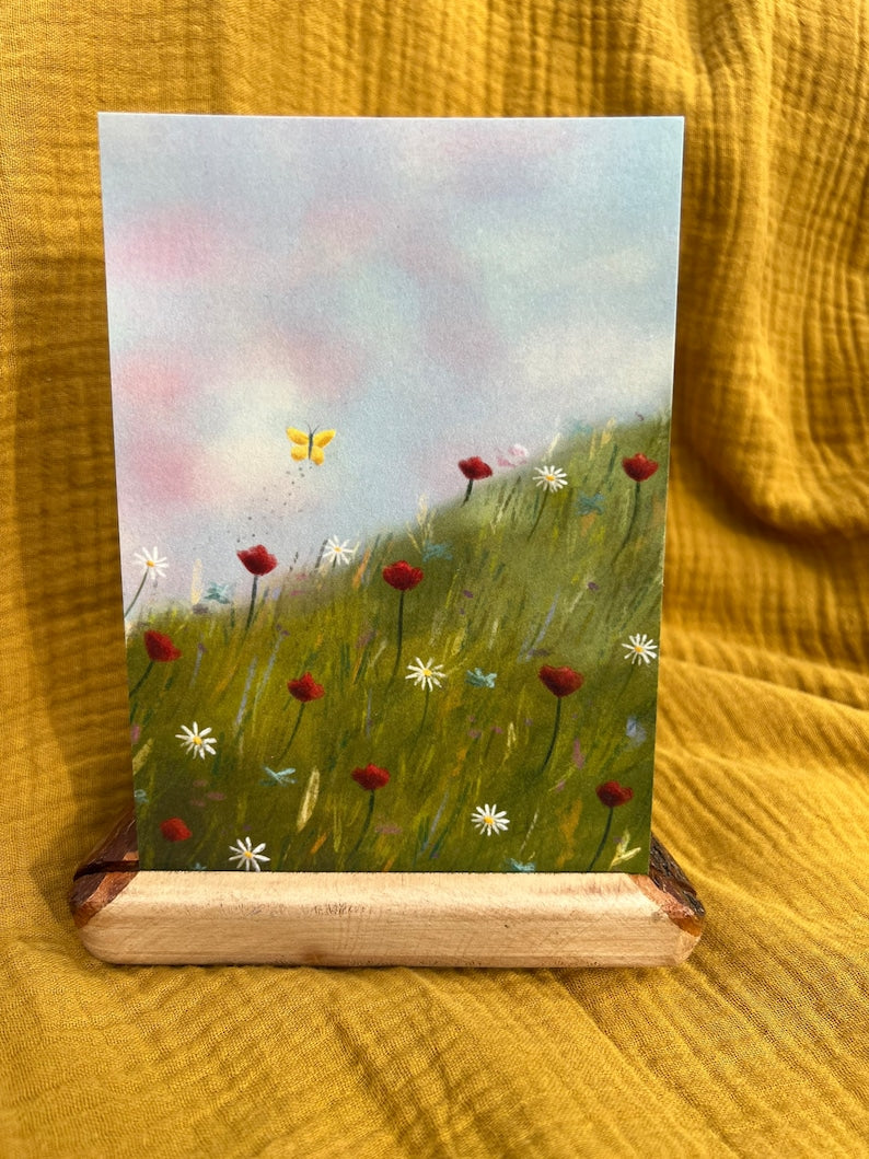 Postkarte „Schmetterlingsflug“ | ein Motiv mit Blumenwiese, das zum Träumen und Erzählen einlädt.