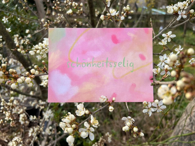 Postkarte „Schönheitsselig“ | ein Motiv für Frühlingsliebende, Schönheitssuchende und Liebende. Handlettering auf abstraktem Hintergrund.