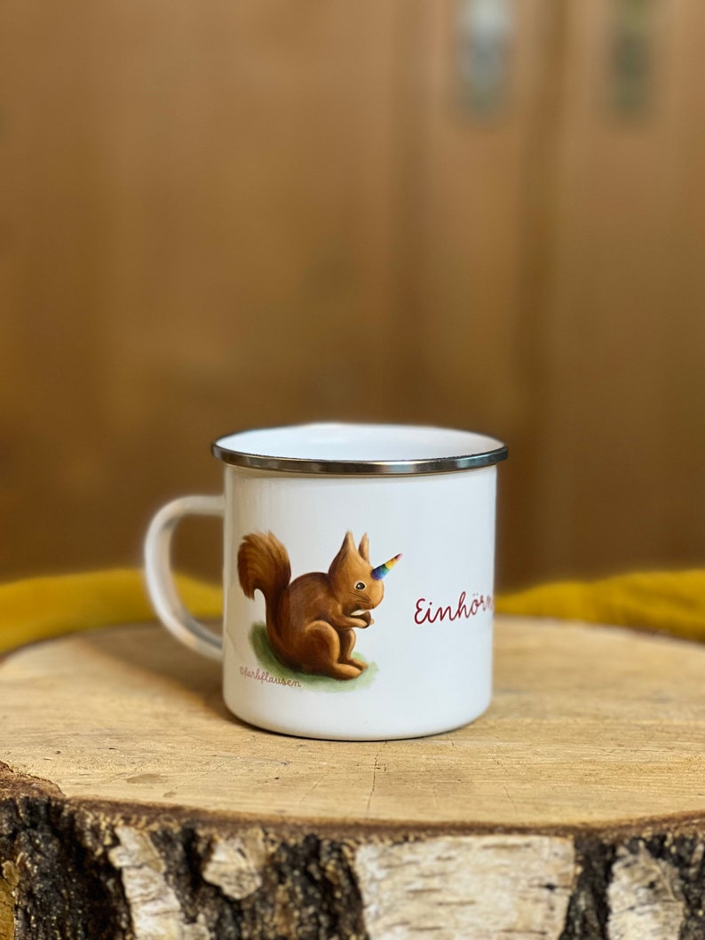 Set aus Emailletasse und Postkarte „Einhörnchen“ | ein zauberhaft illustriertes kleines Waldtierchen.