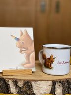 Set aus Emailletasse und Postkarte „Einhörnchen“ | ein zauberhaft illustriertes kleines Waldtierchen.