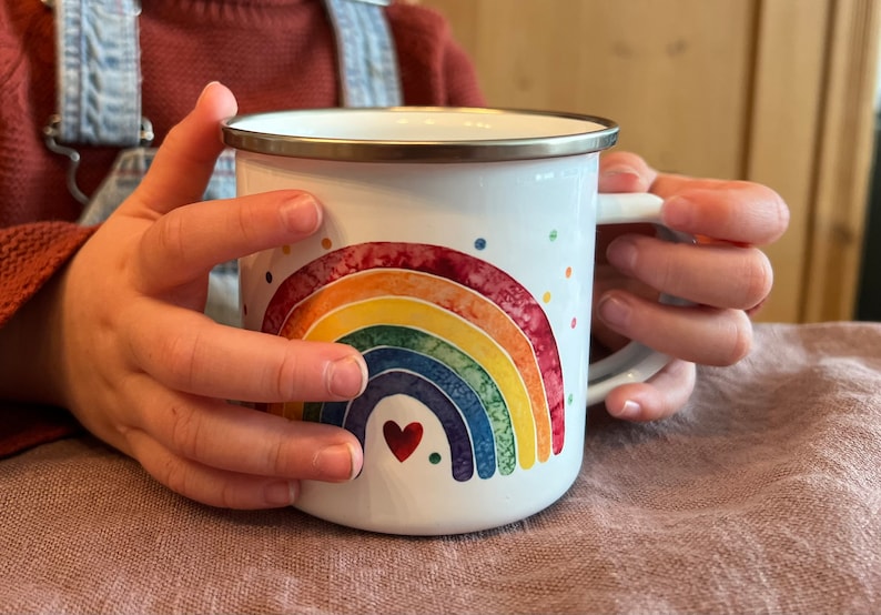 Emailletasse „Regenbogen“ | liebevoll gestaltetes Aquarellmotiv mit Punkten.