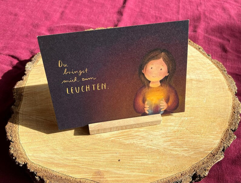 Postkarte "Du bringst mich zum Leuchten" | Eine Illustration mit dem schönsten Kompliment.