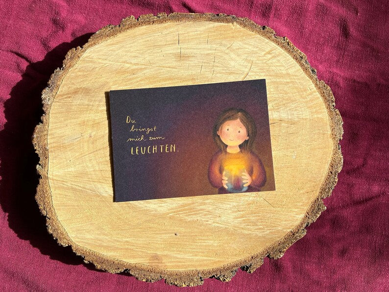 Postkarte "Du bringst mich zum Leuchten" | Eine Illustration mit dem schönsten Kompliment.