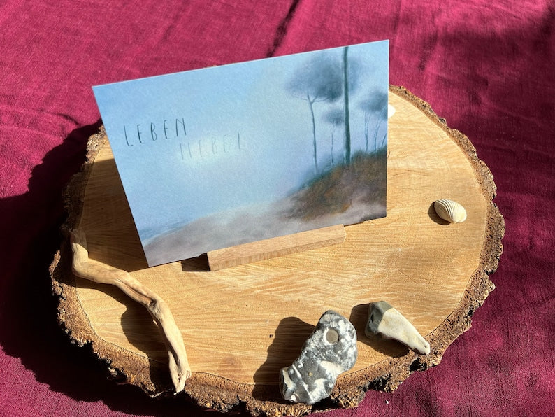 Postkarte "LEBEN NEBEL" | Eine Illustration vom nebligen Ostseestrand und dem Leben.