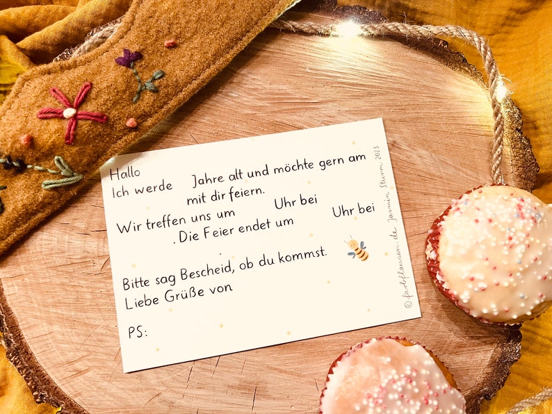 Postkarte "Komm, wir feiern!" | Eine  Einladungskarte für euren Kindergeburtstag, liebevoll illustriert mit Waldtieren und Textvordruck.