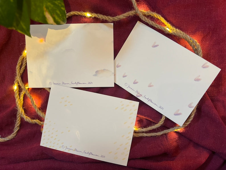 Postkartenset "Wörter auf Mustern" | Drei Postkarten im Set, die nicht viele Wörter benötigen, um viel zu sagen.