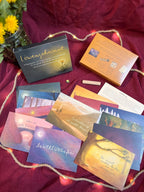 Löwenzahnmut | Eine aufwändig gestaltete Box mit 13 liebevoll illustrierten Postkarten, Texten, Impulsen, Audiodateien, Holzständer & Brief.