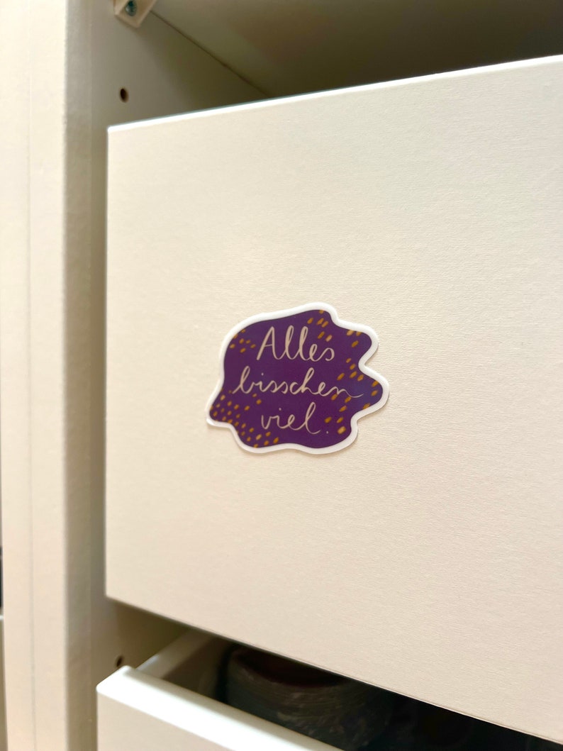 Sticker „Alles bisschen viel“ | Ein hochwertiger Sticker über das Leben und wie es eben so ist, manchmal. Für Handy, Fahrrad, Laptop und co.