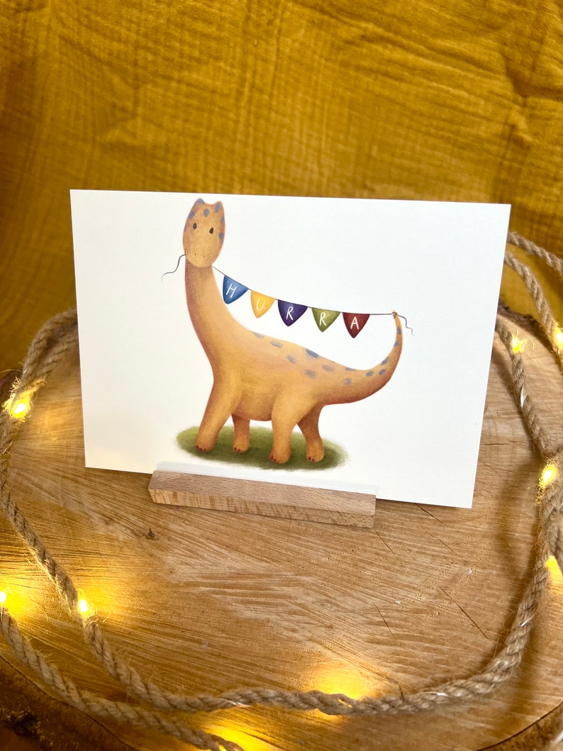 Postkarte „Hurra“ | Dino mit Wimpelkette, Einladung, Kindergeburtstag, handmade Illustration, Für Jungen & Mädchen