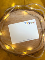 Postkarte „Hurra“ | Dino mit Wimpelkette, Einladung, Kindergeburtstag, handmade Illustration, Für Jungen & Mädchen