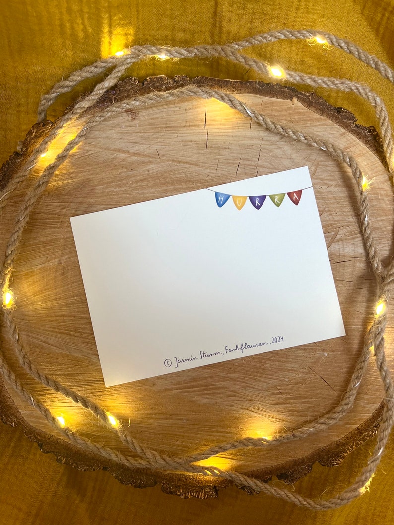 Postkarte „Hurra“ | Dino mit Wimpelkette, Einladung, Kindergeburtstag, handmade Illustration, Für Jungen & Mädchen