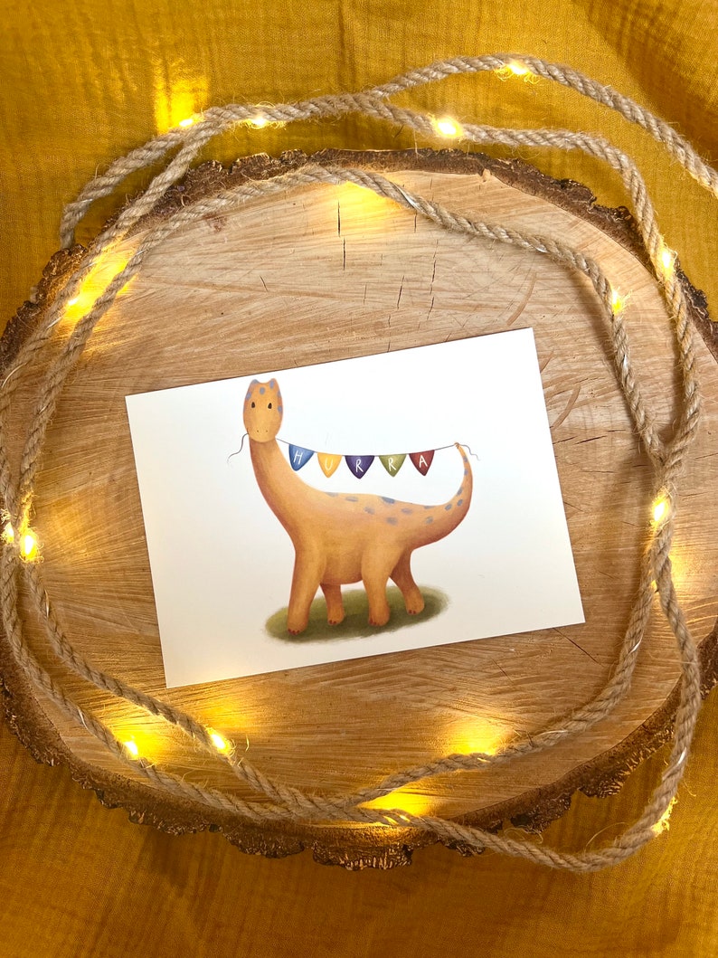 Postkarte „Hurra“ | Dino mit Wimpelkette, Einladung, Kindergeburtstag, handmade Illustration, Für Jungen & Mädchen