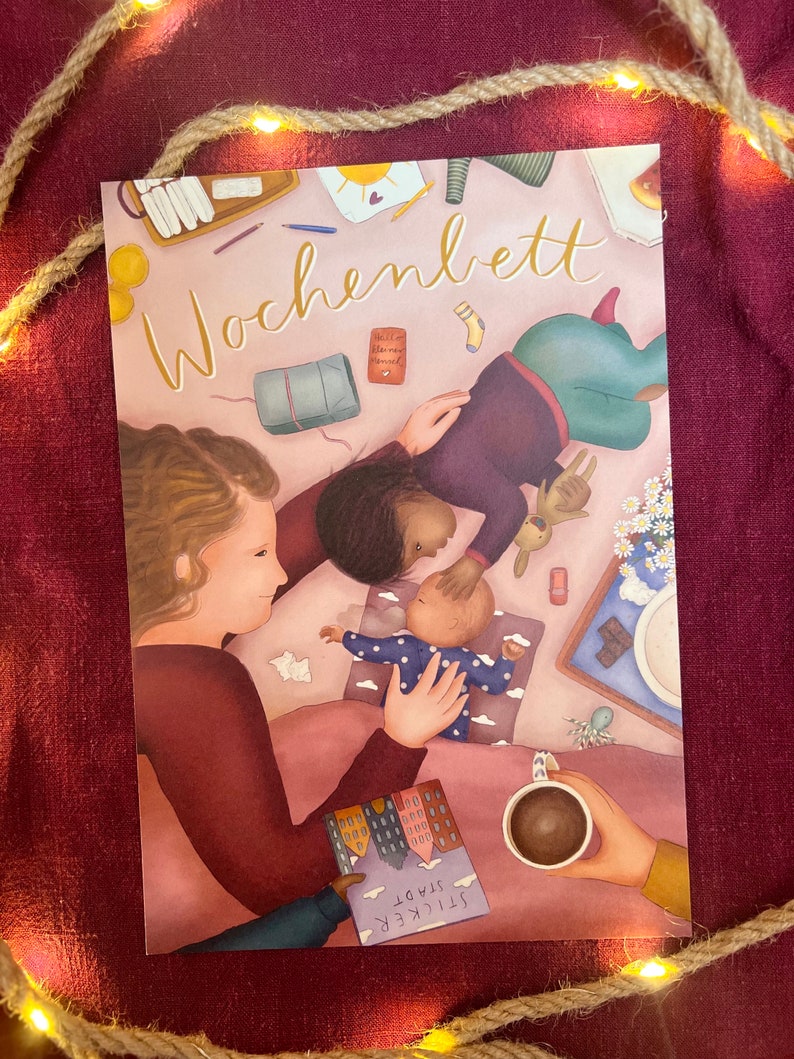 Illustrationsdruck / Maxi-Postkarte „Wochenbett mit Geschwisterkind(ern)“  | Für alle, die neuen Familien etwas Gutes tun möchten.